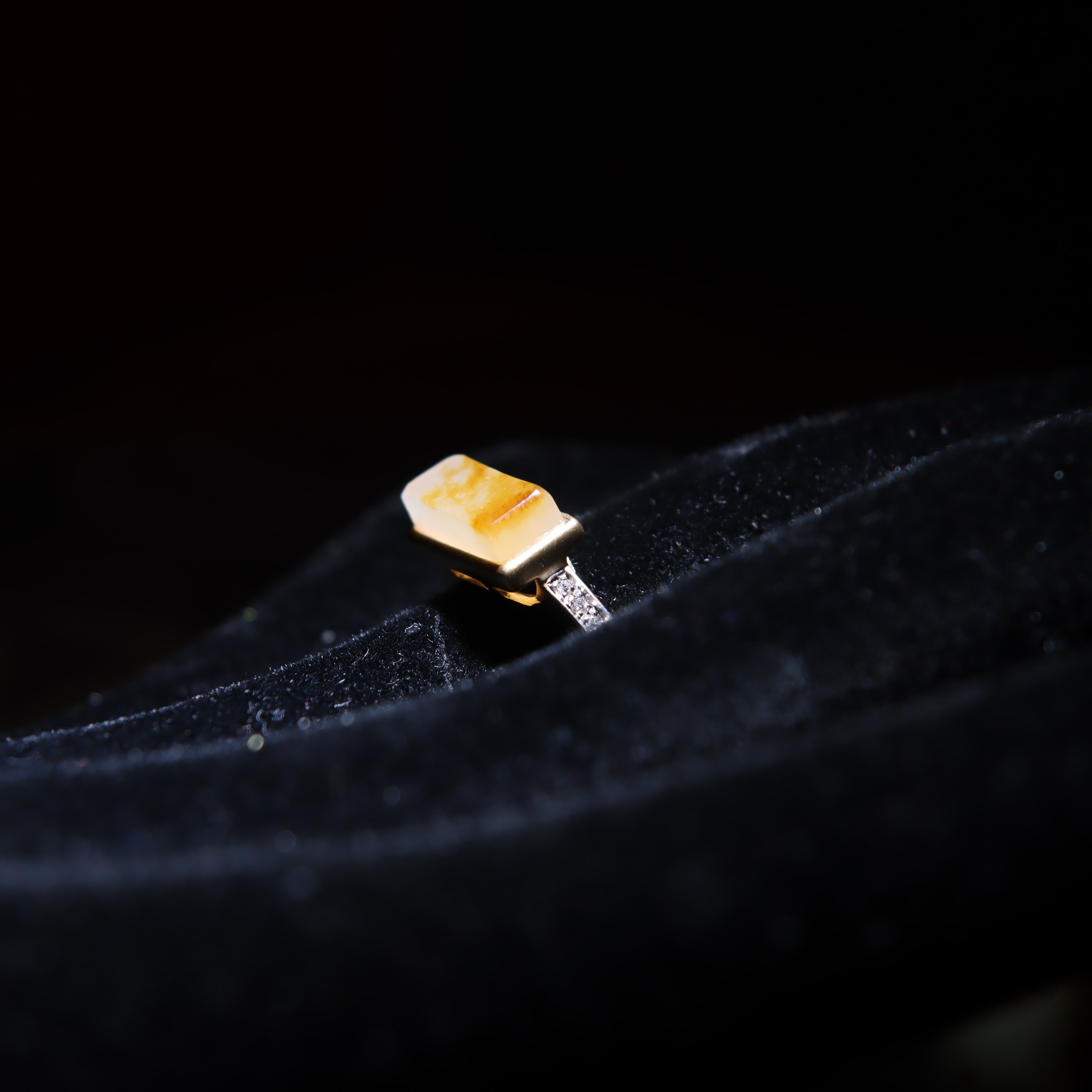 玩转和田玉新疆和田玉籽料黄沁戒面洒金皮原石18K金镶玉女士戒指