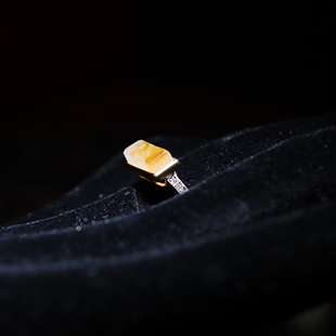 玩转和田玉新疆和田玉籽料黄沁戒面洒金皮原石18K金镶玉女士戒指