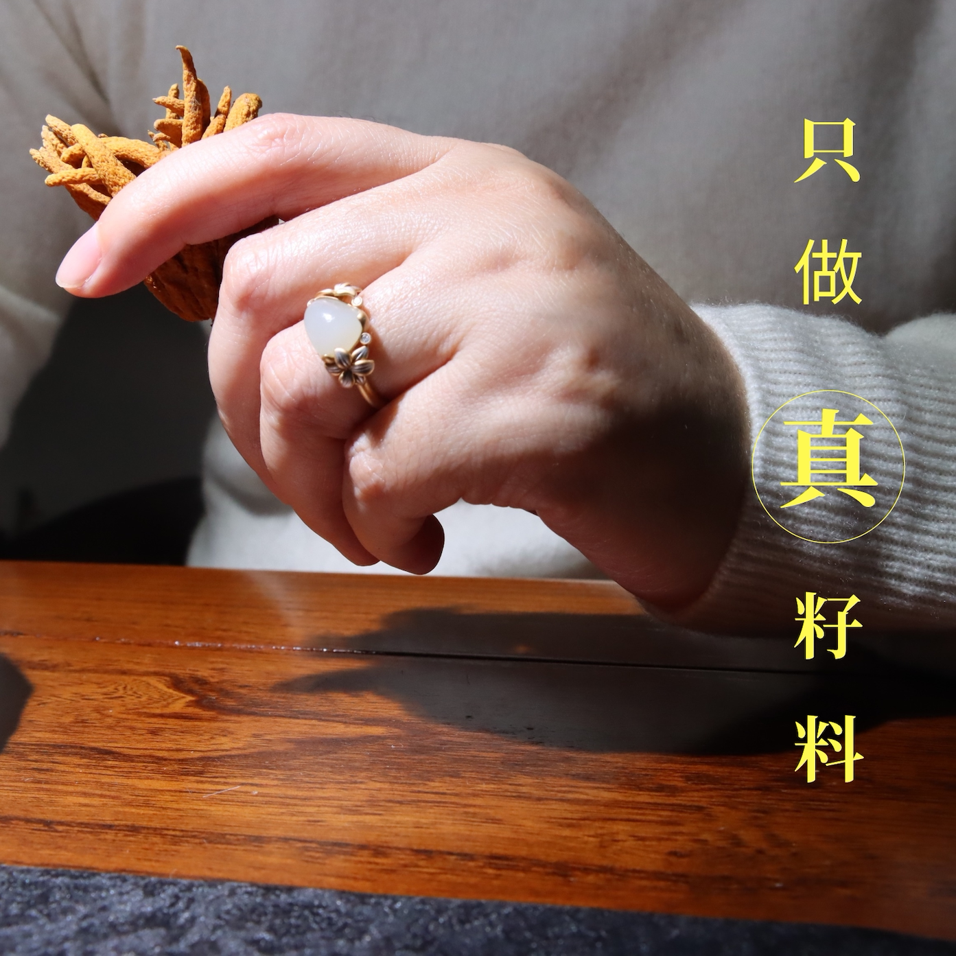 玩转和田玉新疆和田白玉籽料原籽无修花儿戒指18K黄金戒指金镶玉