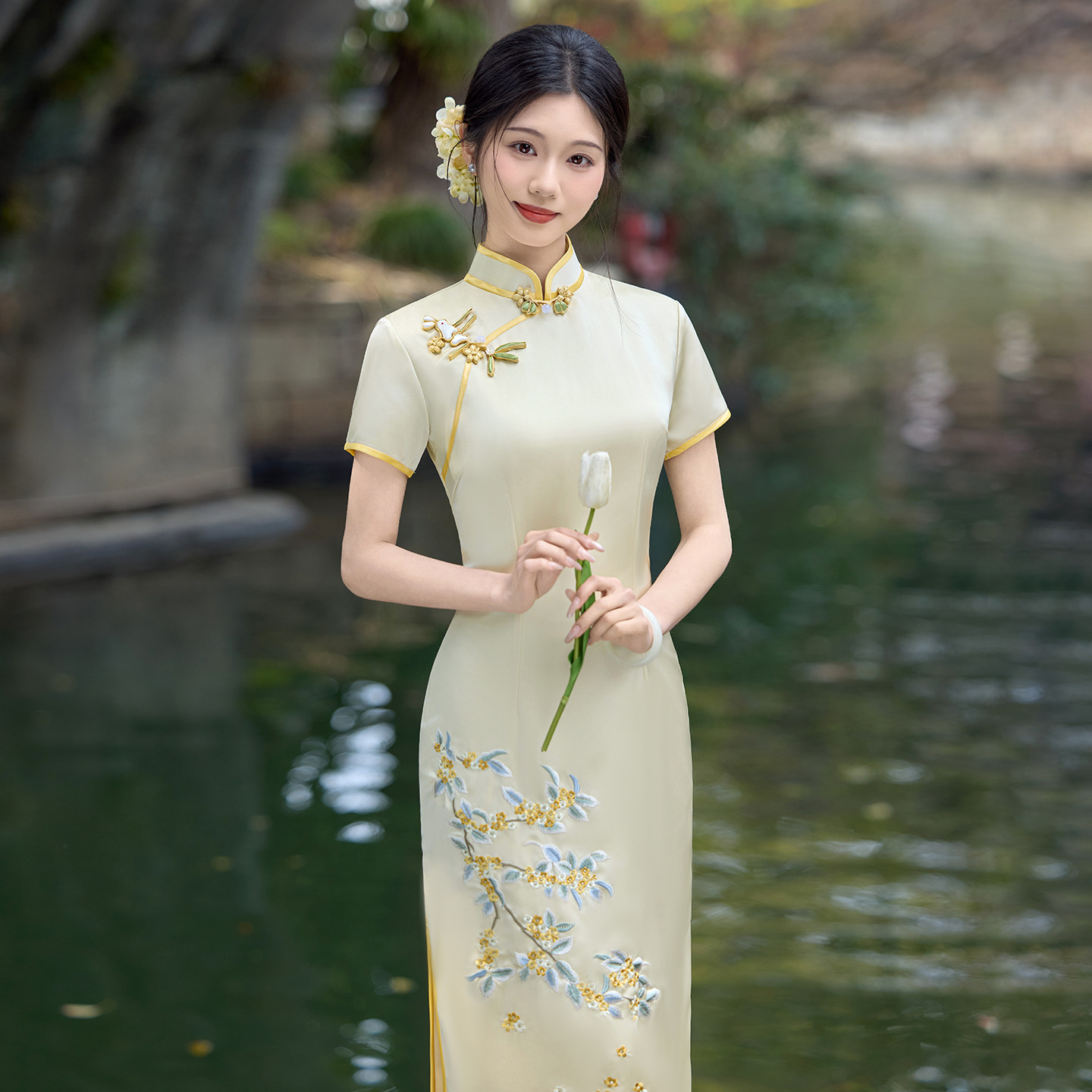 南风知黄色绝美玉兔刺绣新中式改良旗袍2026夏女新款修身日常可穿