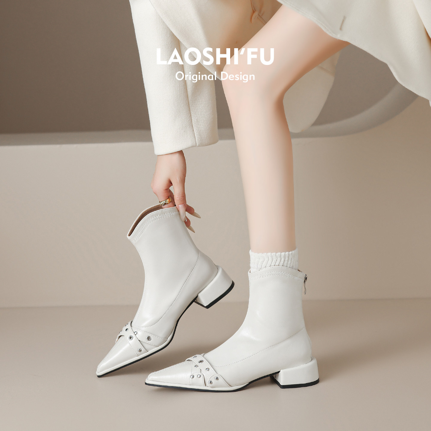 2026新款法式尖头粗跟铆钉短筒靴