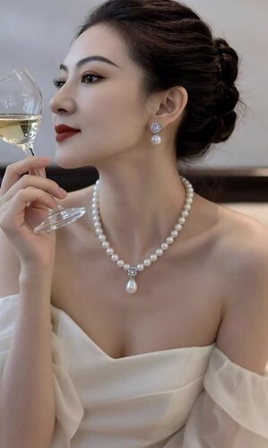 新款珍珠项链女款轻奢小众设计感高级锁骨链百搭毛衣链配饰品挂件
