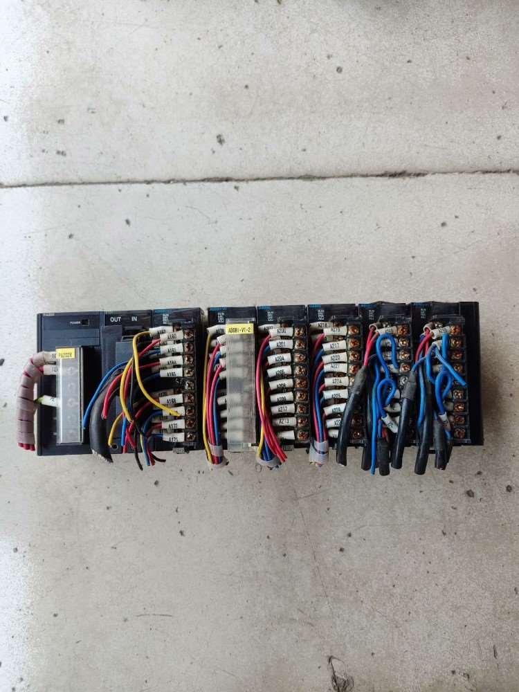 欧姆龙PLCAD081-V1DA08C拆机的外壳有破