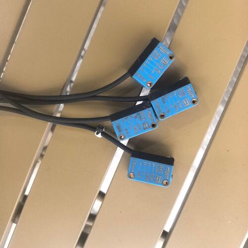 精嘉科光电传感器BX-402DC12-24V供电，带黑色连接(议价）