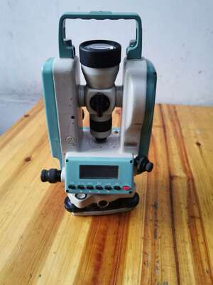 闲置经纬仪SETL型号SDJ一02机器放的有段时间了电池