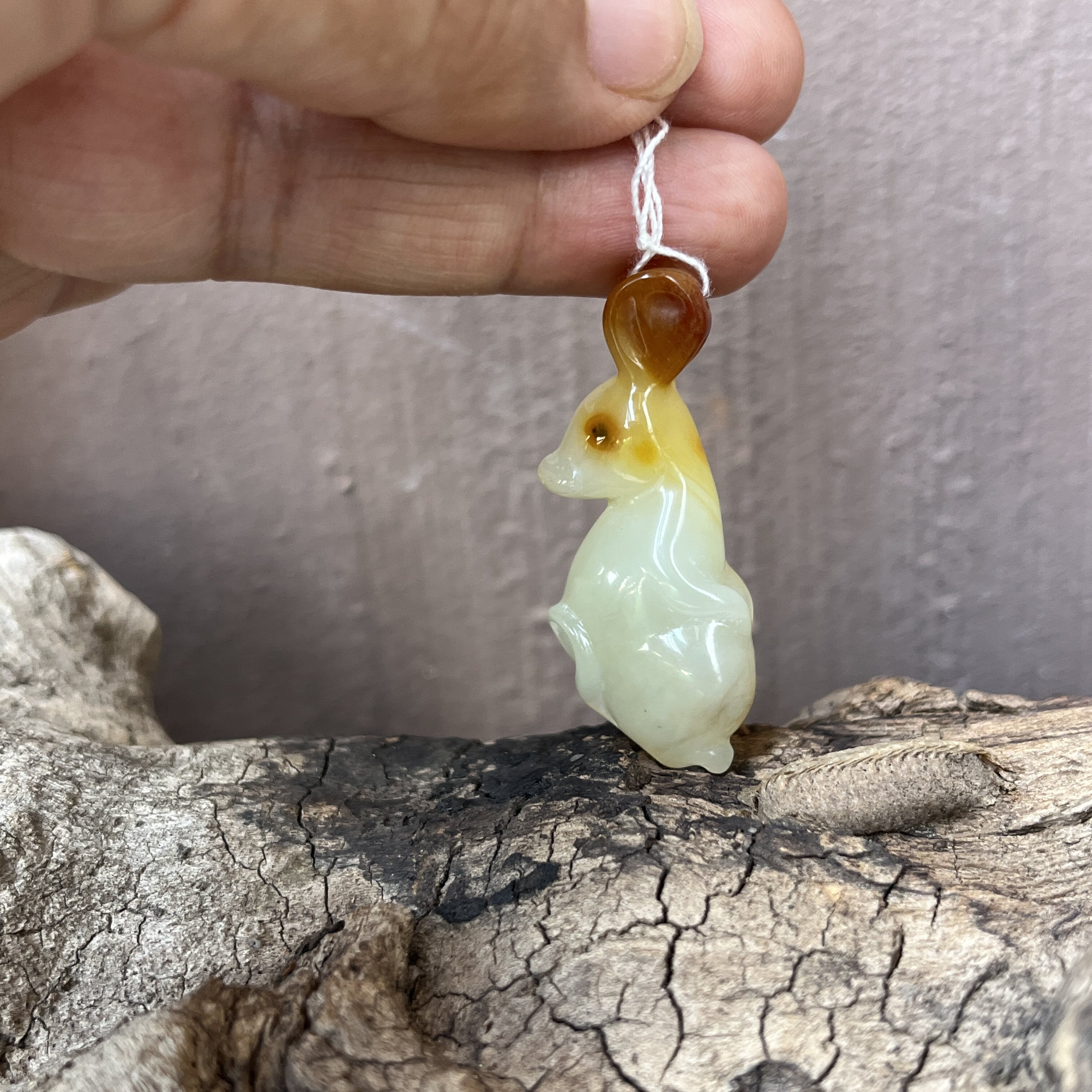 岫玉兔子吊坠生肖玉坠玉石颈饰手工雕刻老料花玉生机勃勃俏色坠子