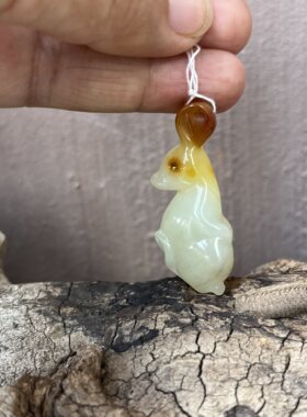 岫玉兔子吊坠生肖玉坠玉石颈饰手工雕刻老料花玉生机勃勃俏色坠子