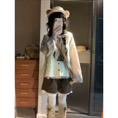 杏色针织马甲背心+格纹长袖衬衫