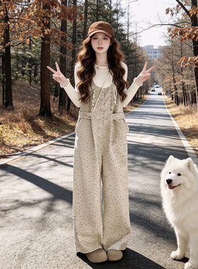 2025休闲风冬日穿搭一整套百搭白色花边针织衫叠穿碎花杏色背带裤