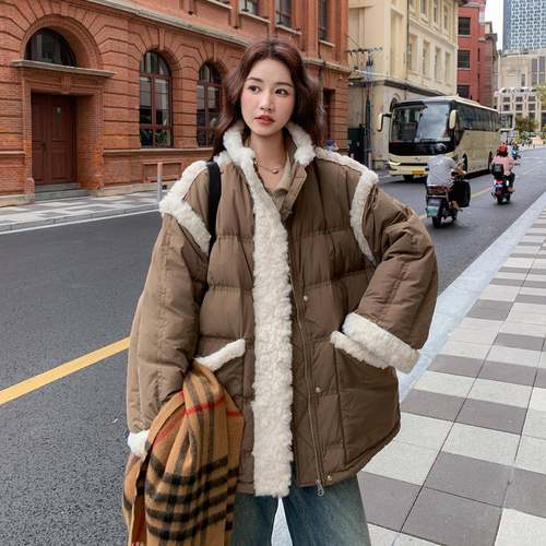 咖色羊羔羽毛接绒服女小个子22B187-AD02冬季新款拼宽松加厚950白