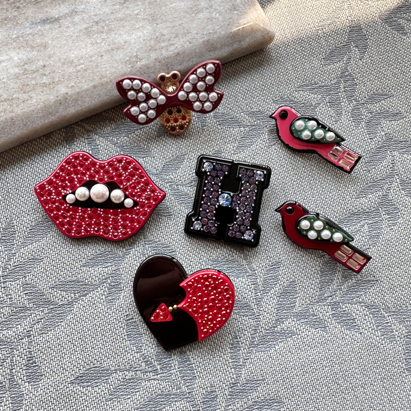 韩国AZNAVOUR/GRAIN de BEAUTE 精致可爱招财猫爱心胸针别针