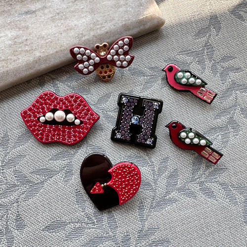 韩国AZNAVOUR/GRAIN de BEAUTE 精致可爱招财猫爱心胸针别针