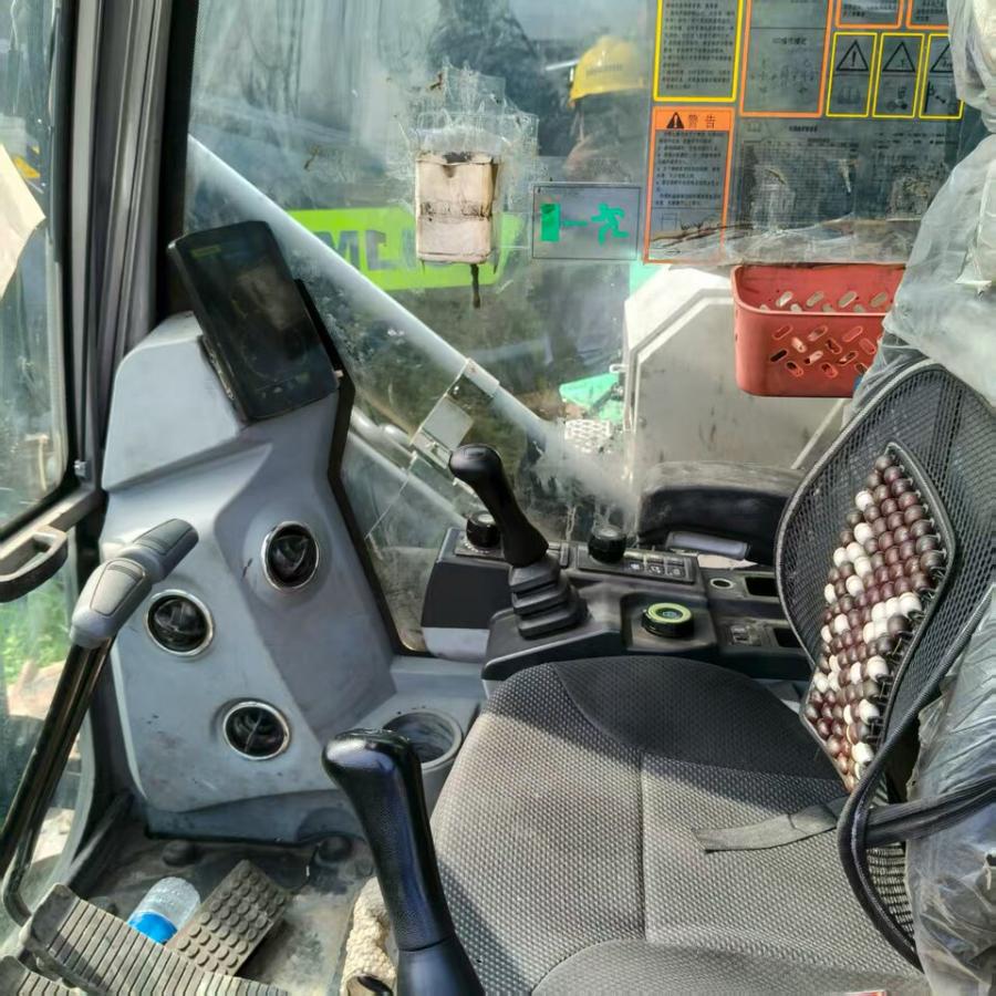 11月27日西安中联重科牌挖机1台（设备编码：ZLHZE844CPID03040)。网络拍卖公告