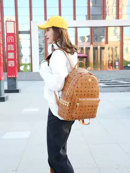 2020 Yy-E Brand New Large Backpack with Side Rivets, Classic Letter Design, Large Capacity, Street Fashion