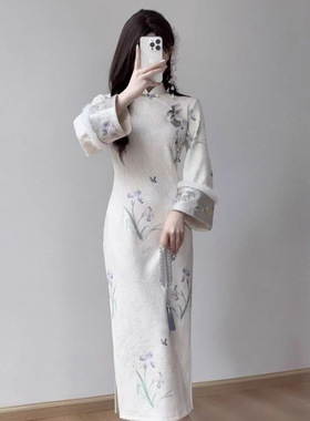 米色提花旗袍秋冬季新款新中式绝美文艺气质改良年轻款连衣裙