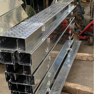 防滑电缆桥架镀锌不锈钢加厚耐踩花纹加厚型盖板槽式梯式金属线槽