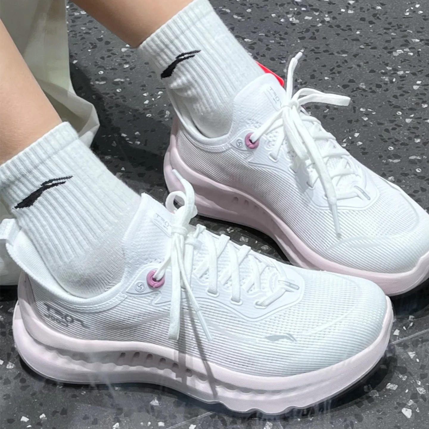 李宁SOFT COOL2运动鞋女鞋25夏季新款网面透气软底休闲鞋AGLV010
