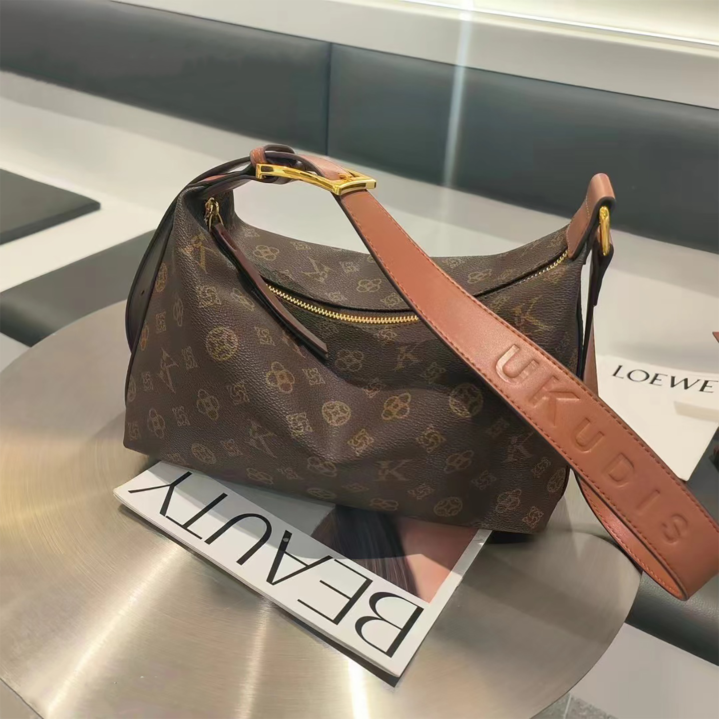 UK大容量高级感休闲宽肩带斜挎包