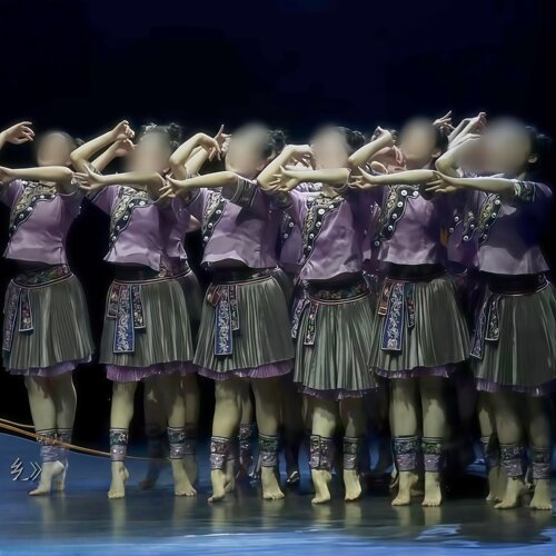 苗族男女群舞紫色印花百褶服定制
