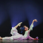 女子古典舞独舞 白瓷旋香 白色飘逸雪纺国风流苏专业定制表演服