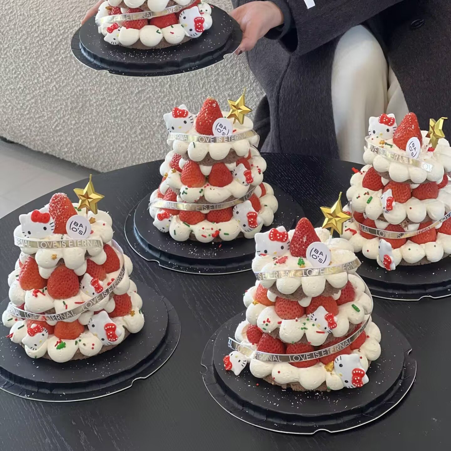 2025圣诞节KT猫草莓塔蛋糕装饰可爱hellokitty甜品烘焙摆件插件