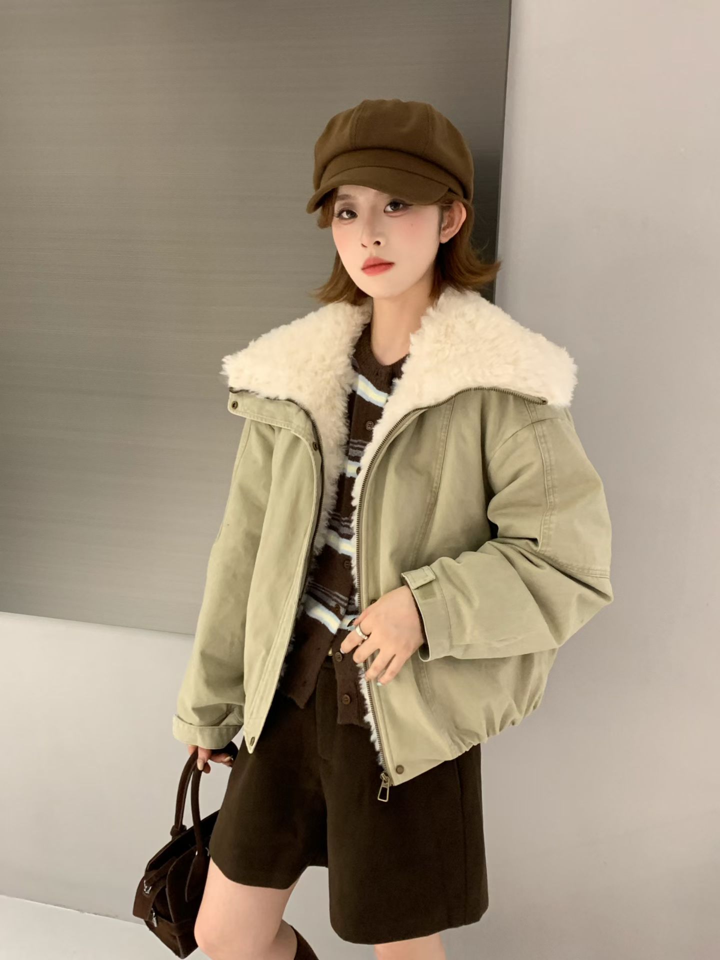 高端欧货2025秋冬新款大翻领拉链短款穿皮毛一体羊卷毛外套女