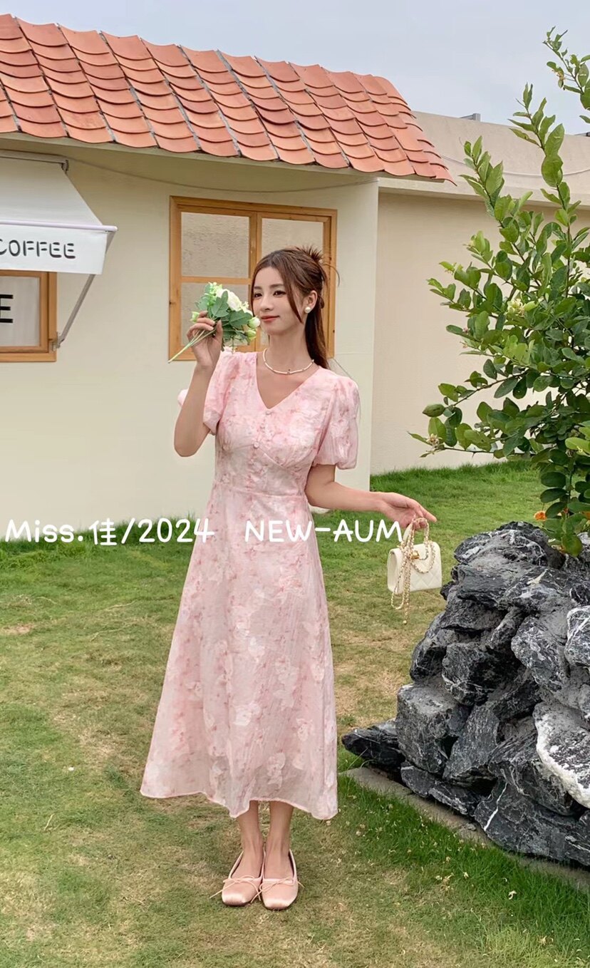 法式碎花设计感连衣裙少女春夏2024新款慵懒风沙滩裙小众绝美裙子