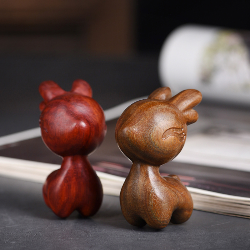 檀木取材，精细雕刻。