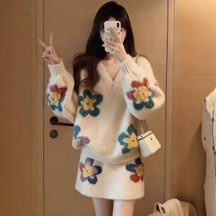 小个子秋冬慵懒风套装女软糯花朵V领潮高级感针织毛衣短裙两件套