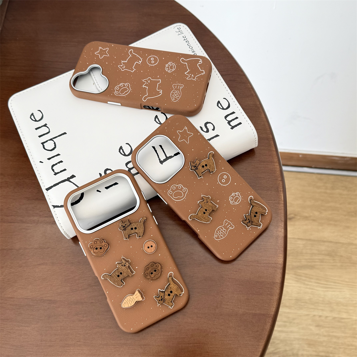 加尔 高级感泼墨线条小鱼纽扣猫咪适用苹果17ProMax手机壳iphone15新款16pro女款13皮纹壳14pro防摔17保护套