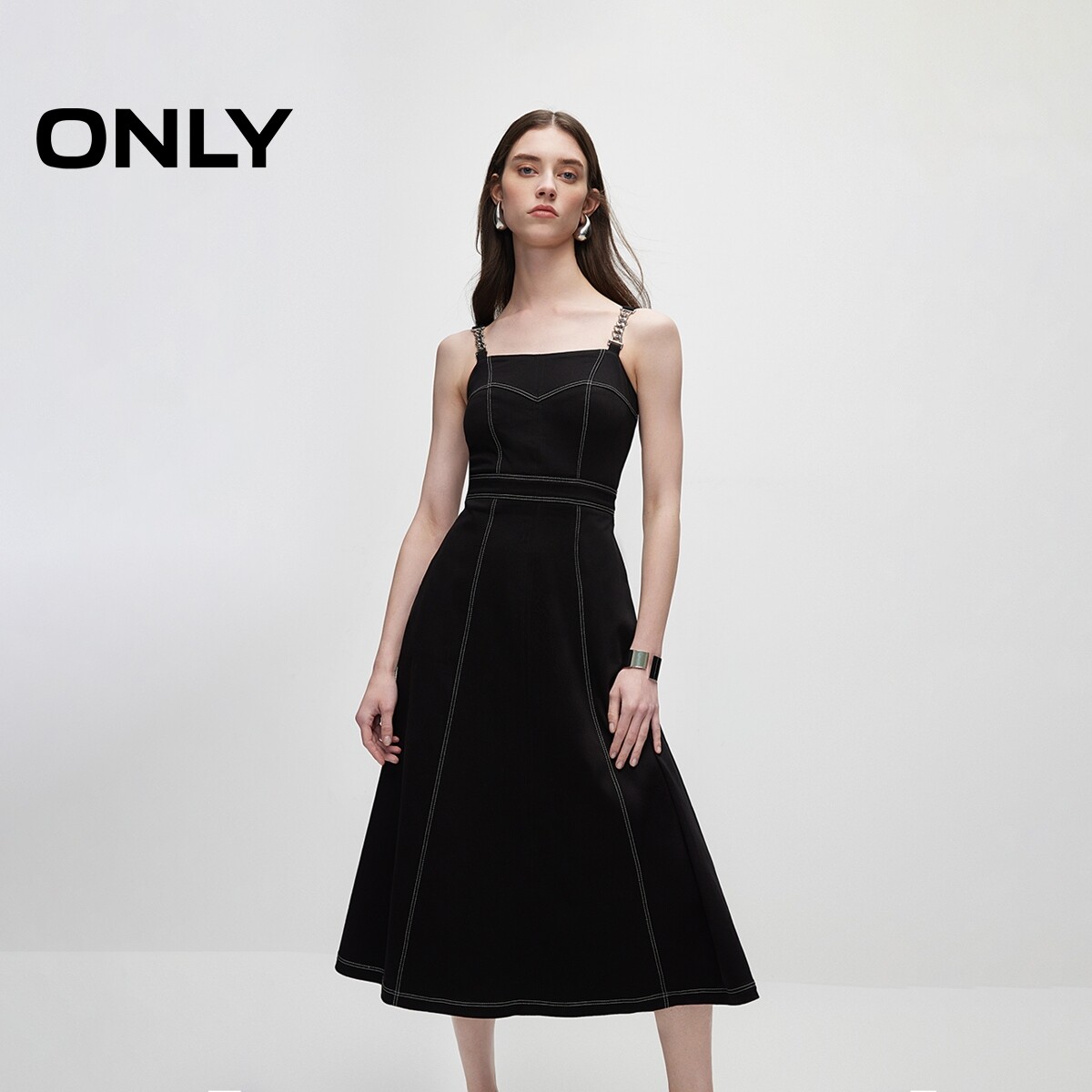 ONLY2025秋冬新款时尚显瘦吊带撞色中长款牛仔连衣裙女