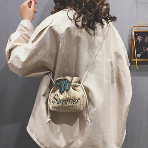 2019新款流行草编水桶小包包