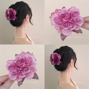 抓夹女2025新款高级感夏天牡丹花绢花抓夹花朵氛围感鲨鱼夹发抓女
