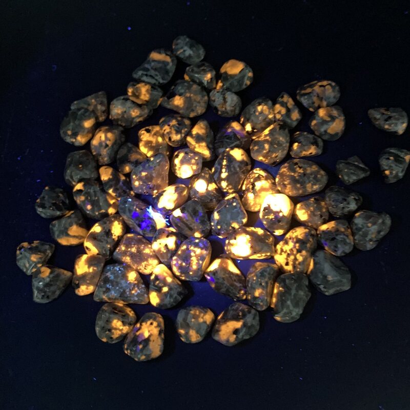 发荧光火焰石天然夜光石原石方钠石矿物奇石科普标本矿石鱼缸石子