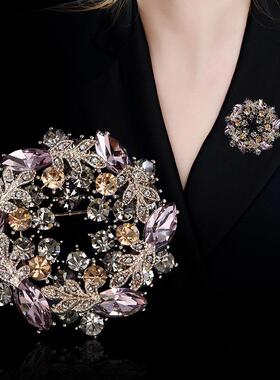 2025紫色胸针妈妈款女花环胸花镶钻复古西服别针精致满钻别针配饰