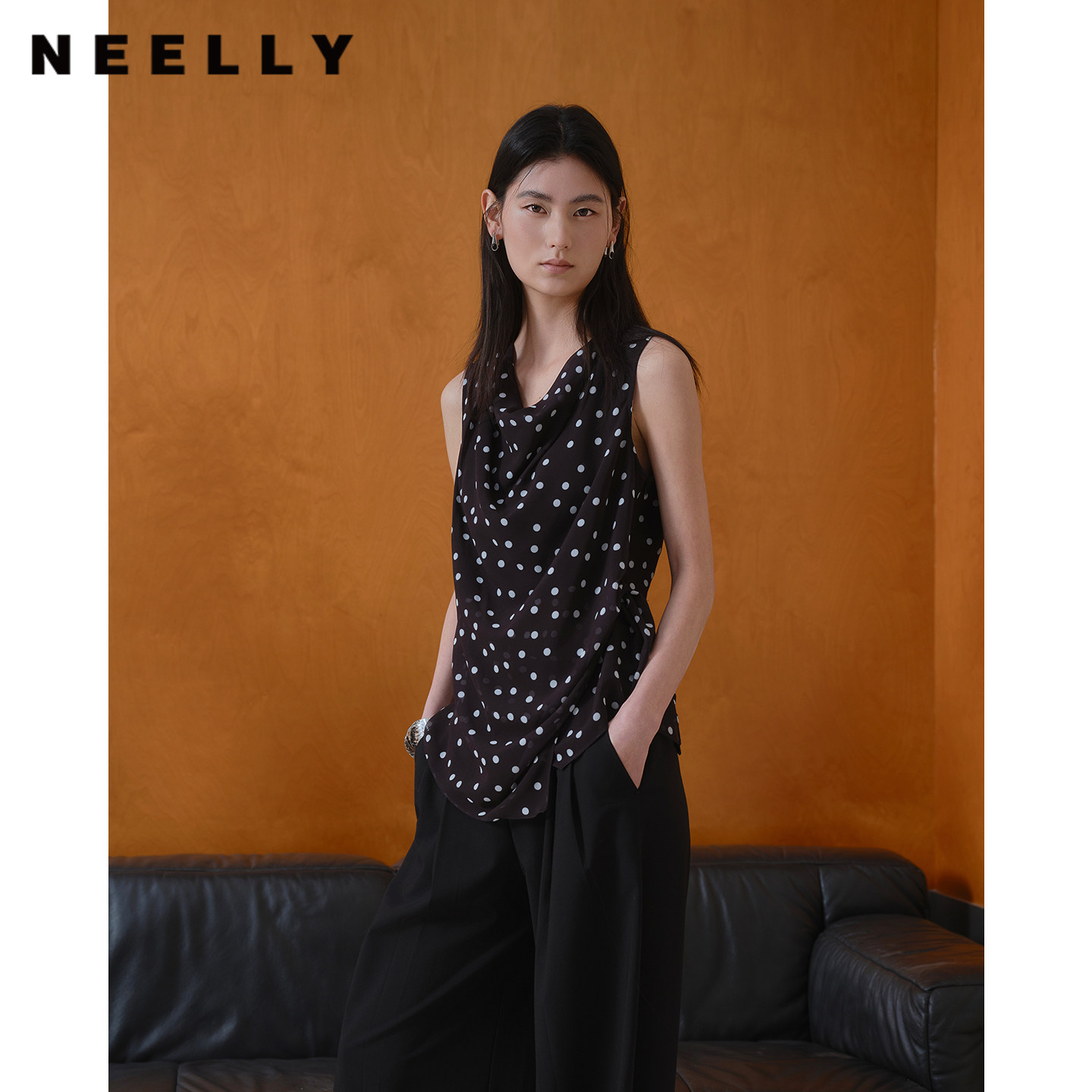 NEELLY纳俪商场同款夏新款复古波点荡领无袖上衣女撞色设计雪纺衫