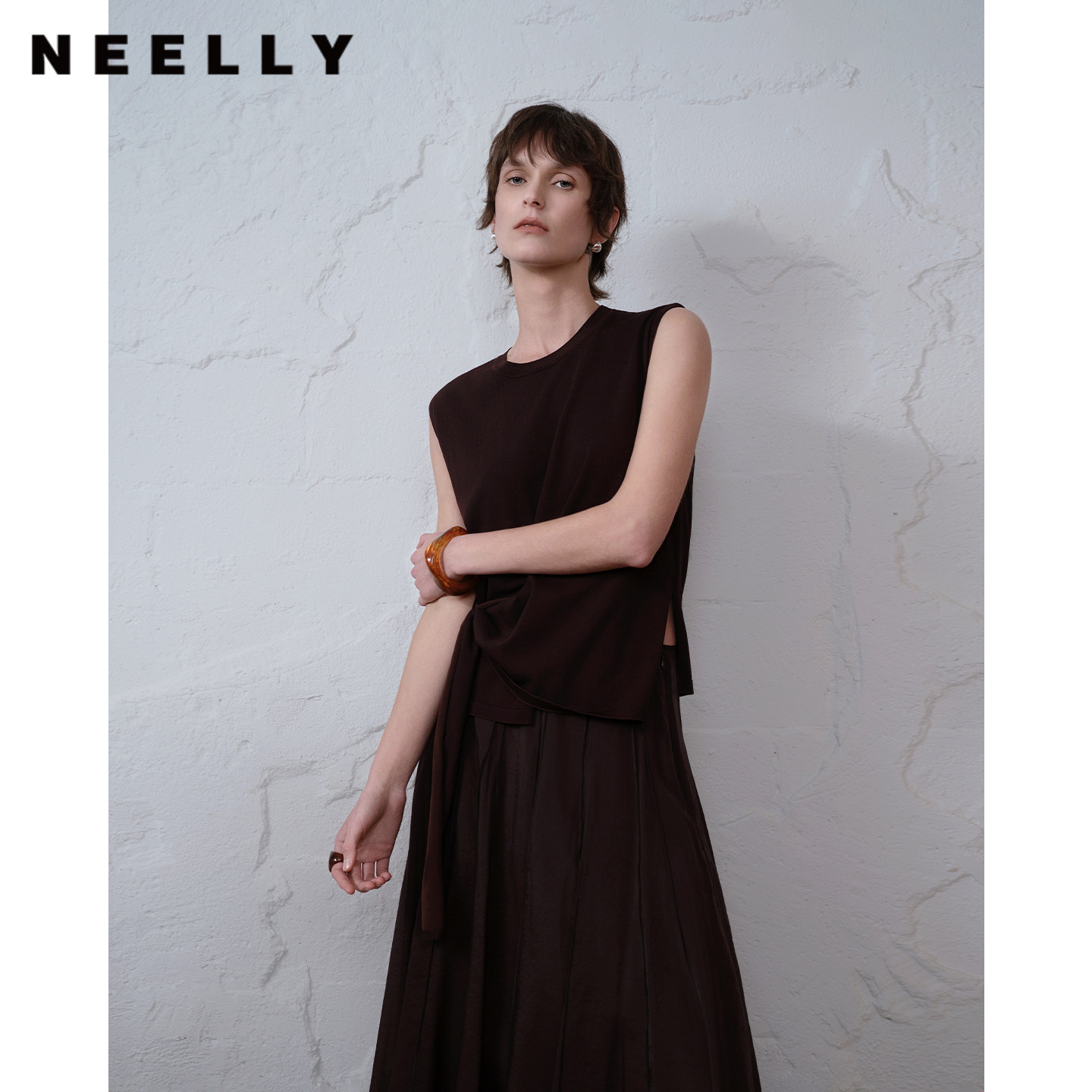 NEELLY纳俪商场同款夏新款垂感扭结收腰无袖衬衫女修身显瘦上衣