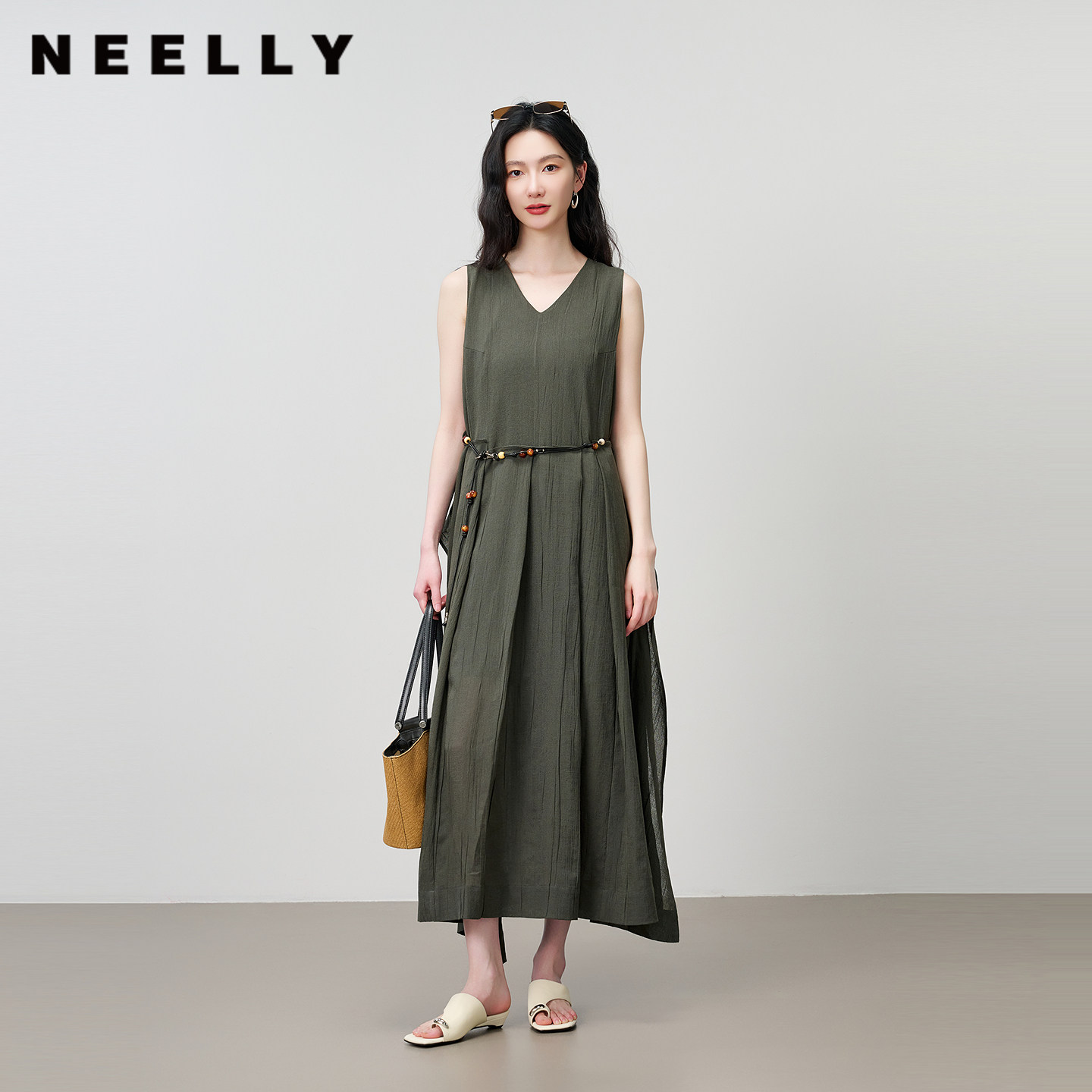 NEELLY纳俪商场同款夏新款肌理感无袖V领连衣裙女气质通勤大摆裙
