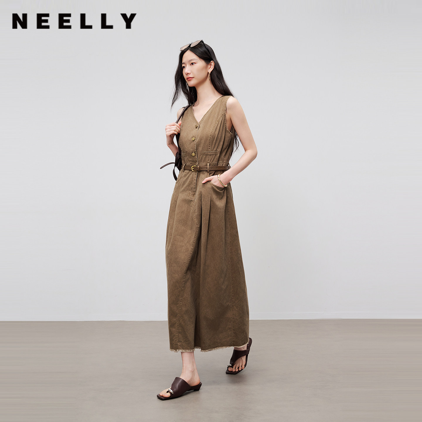 NEELLY纳俪商场同款夏季新款工装风无袖牛仔裙女V领设计感长裙