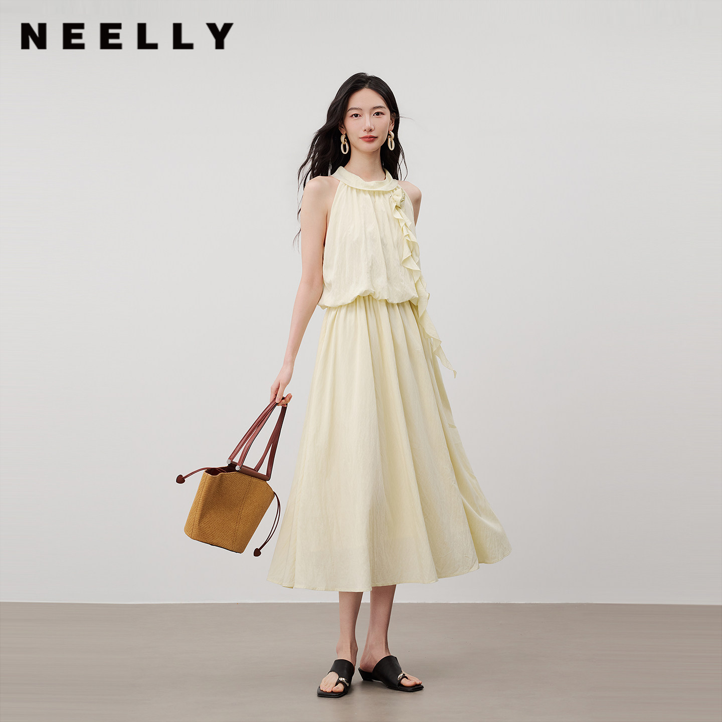 NEELLY纳俪商场同款夏季新款简约垂顺挂脖连衣裙女精致百搭长裙