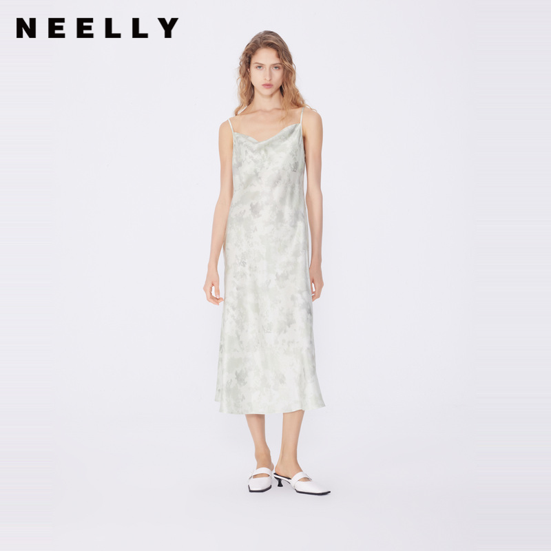 NEELLY纳俪商场同款秋新款缎面修身吊带连衣裙女知性优雅显瘦长裙