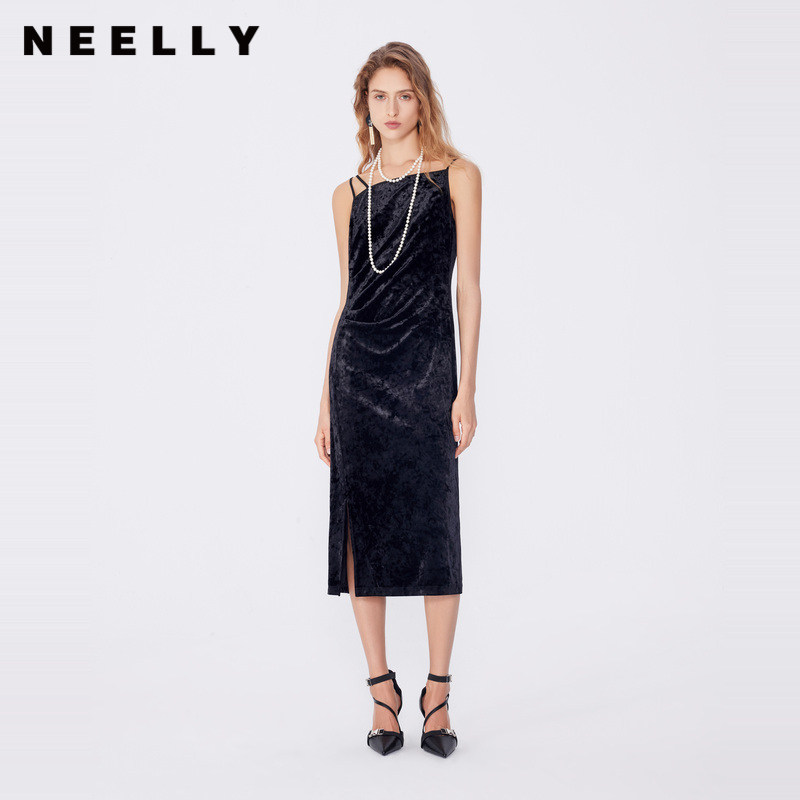NEELLY纳俪春秋新款商场同款设计感吊带连衣裙女黑色内搭收腰长裙