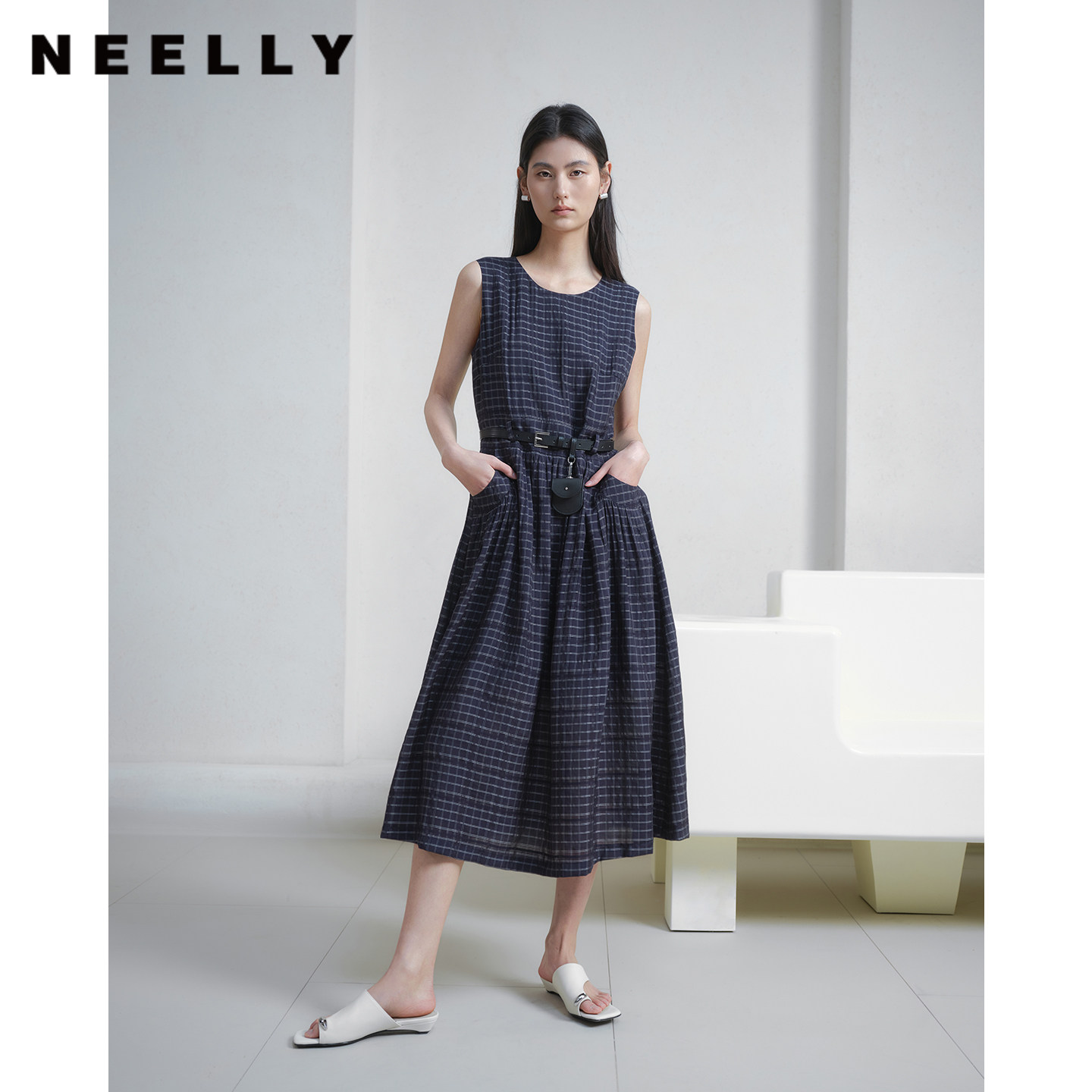 NEELLY纳俪商场同款夏季新款藏青格纹无袖连衣裙女复古文艺生长裙