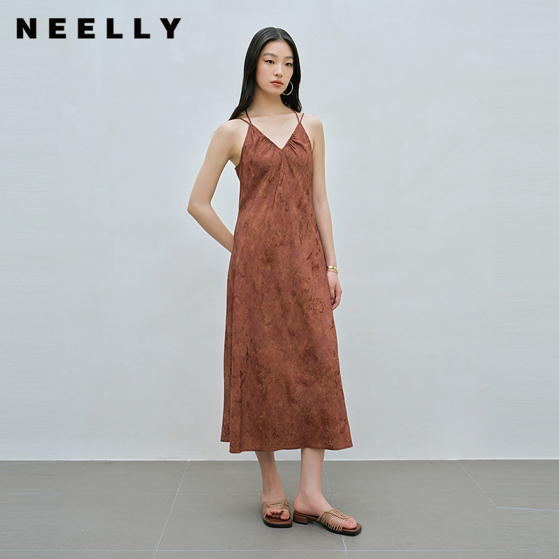 NEELLY纳俪商场同款夏季新款时尚V领设计感吊带长裙女收腰连衣裙