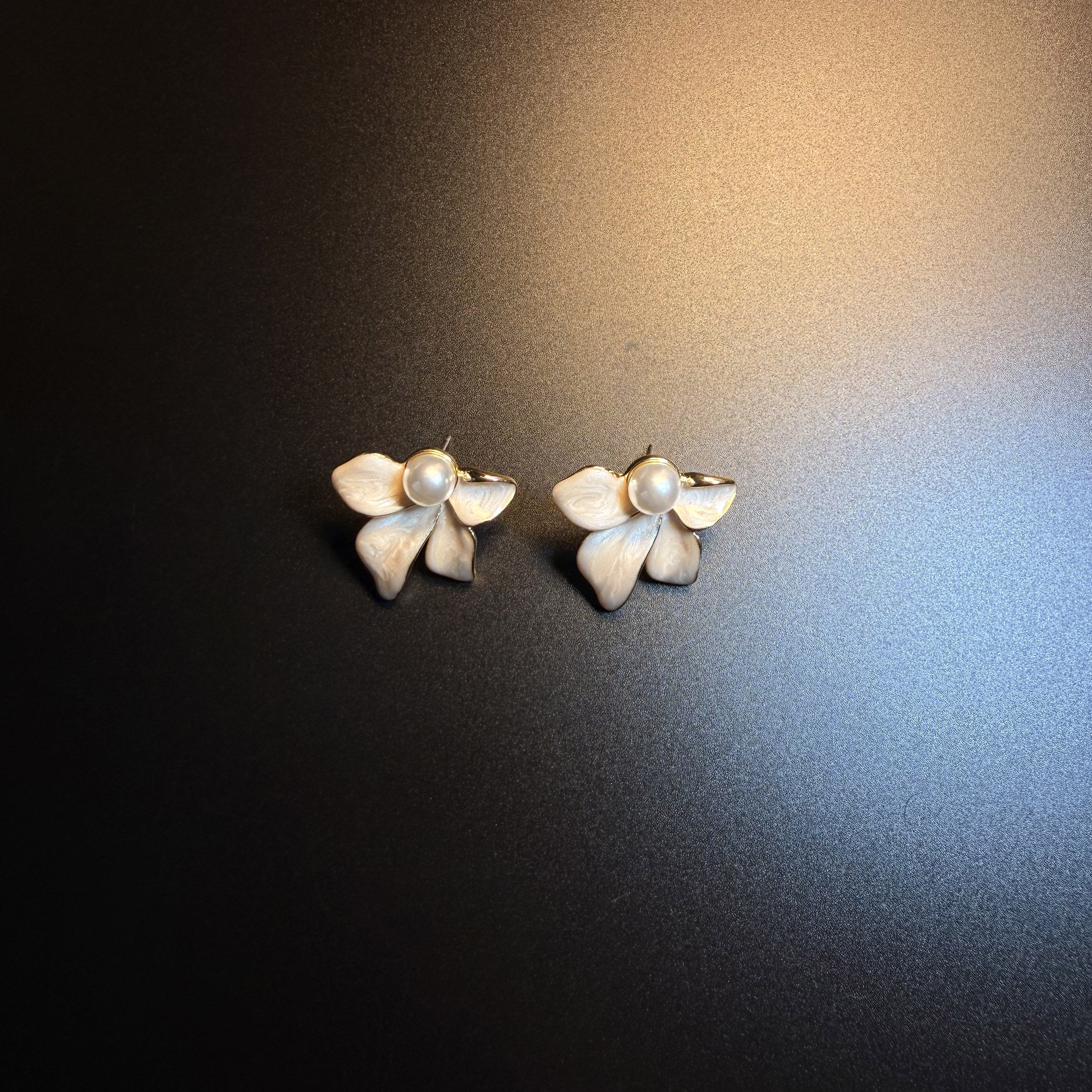 开花的橄榄 Vintage古着 Pale Ivory法式温柔风珍珠花瓣耳钉 耳饰