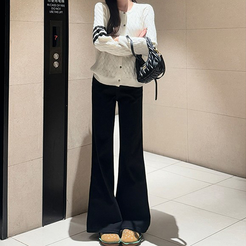 黑色不贴腿微喇牛仔裤女秋冬