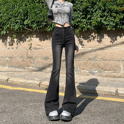 黑灰色高腰微喇叭牛仔裤女