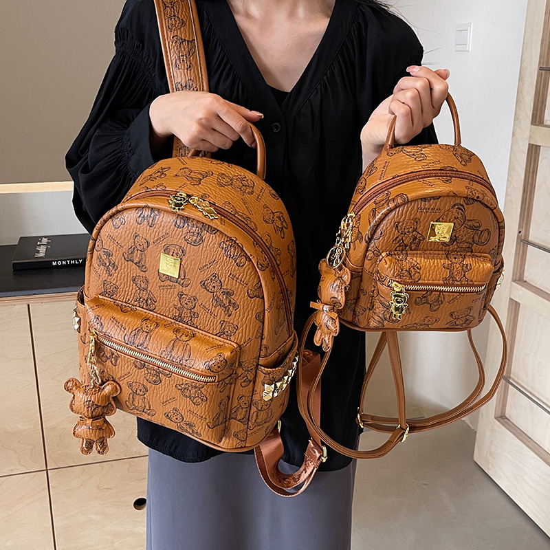 小熊印花双肩包女2024新款时尚设计感小众大容量旅游背包小书包潮