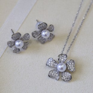 Alice 花朵珍语系列项链和耳钉 Pearl