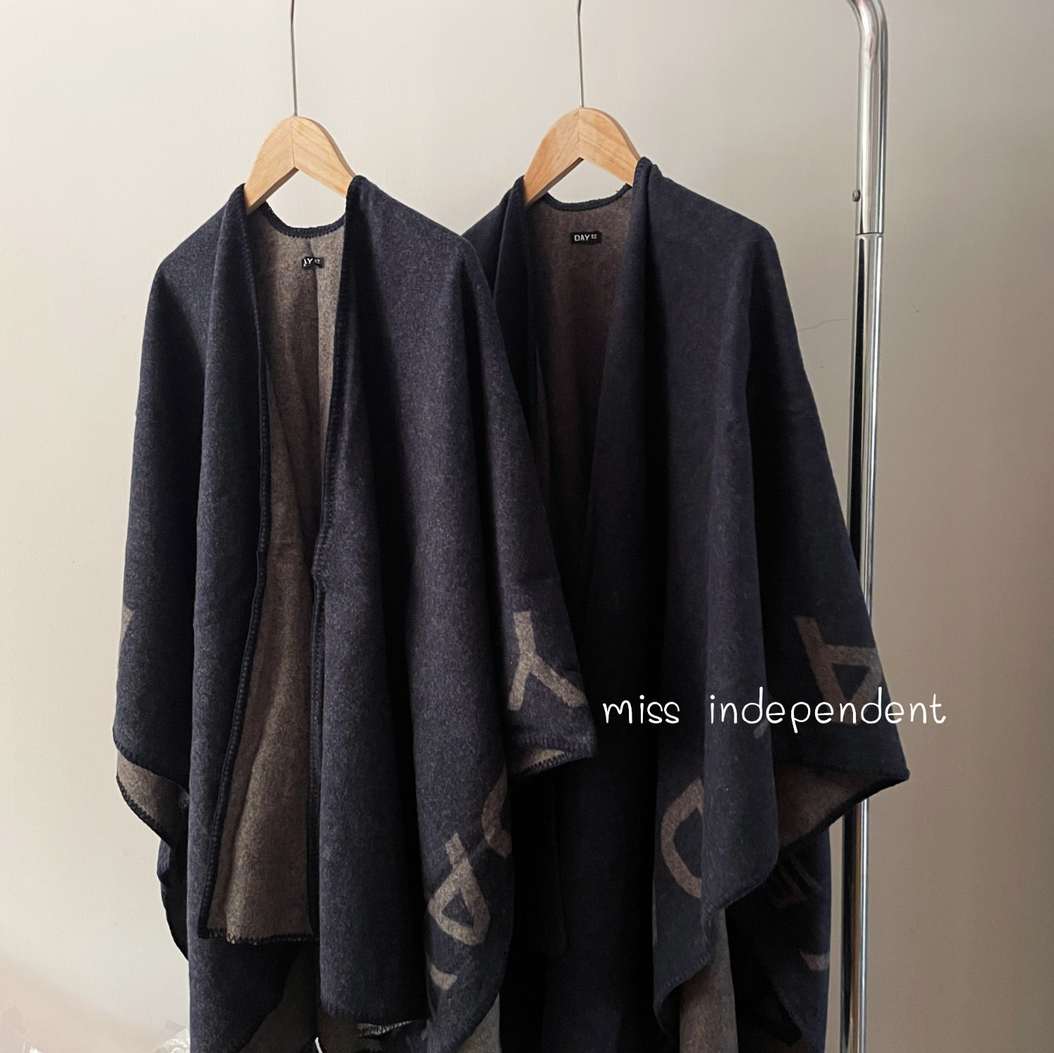 翻单 出口北欧 简约logo提花全羊毛大披肩斗篷围巾外套 多款入